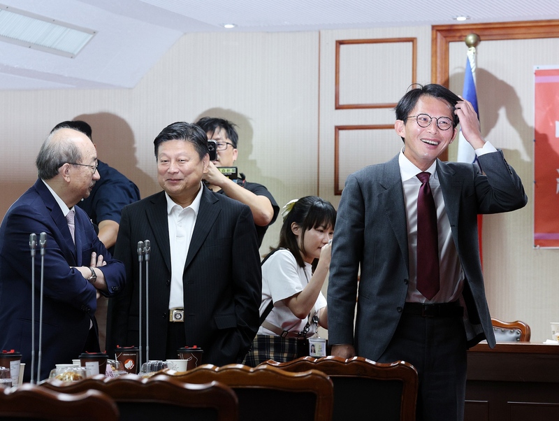 圖為民進黨立院黨團總召柯建銘（左一）於9月1日出席國民黨立院黨團幹部交接典禮。圖/中央社