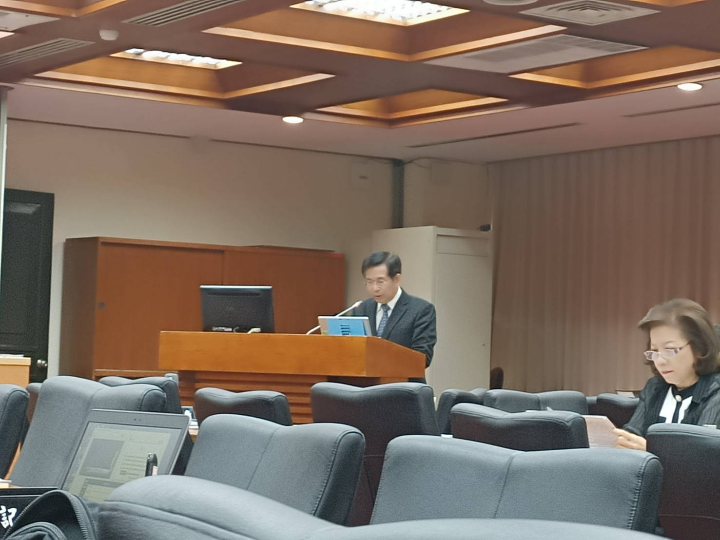 教育部長潘文忠答詢「學習歷程」代寫廣告泛濫，竟稱有廣告不代表有這事實。  圖/簡立欣攝