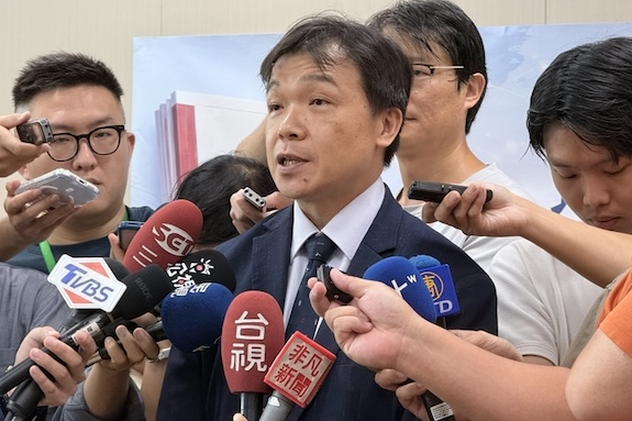 中華亞太菁英交流協會14日在台北舉行「進得去、出得來？中共出入境新規定的風險與影響」座談會，陸委會副主委沈有忠會前接受媒體聯訪。圖/中央社