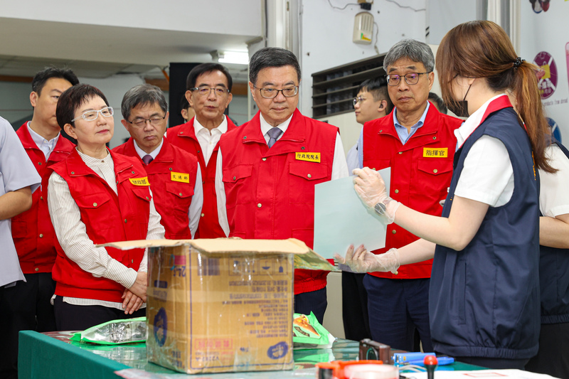 新政府上台，民眾對執政黨支持度上升，應該是蜜月期效應，後續有待觀察。圖為行政院長卓榮泰（中）到台北郵件處理中心視察。圖/中央社