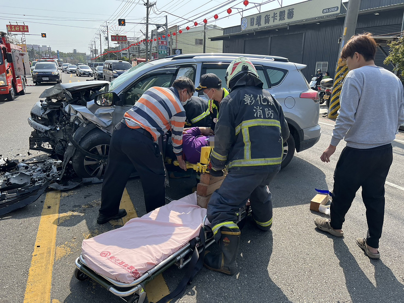 4車連環追撞事故造成2名駕駛重傷，已送往醫院救治。圖/中央社