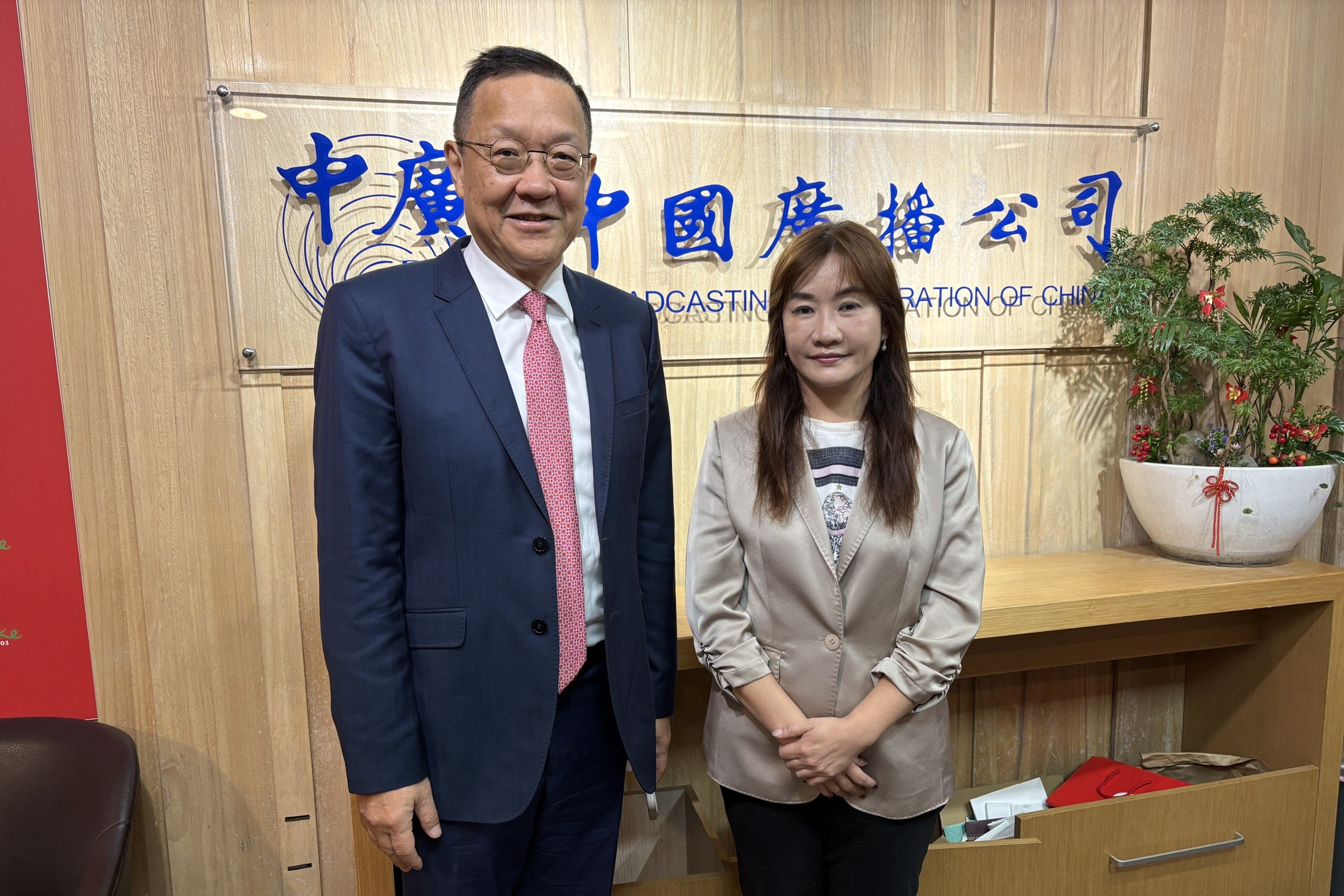 徐佳青爆攜子出訪濫用特權　介文汲轟已違反《公務人員服務法》