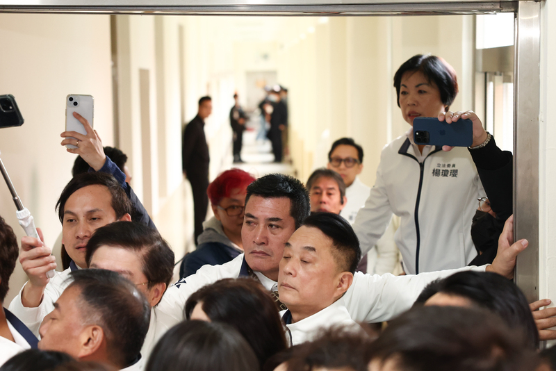 立法院內政委員會16日再度排審選罷法修正草案，國民黨立委葉元之（左）、黃仁（中）等人組成人牆，將走廊堵成單一出入口，把民進黨立委阻擋在走廊外。圖/中央社