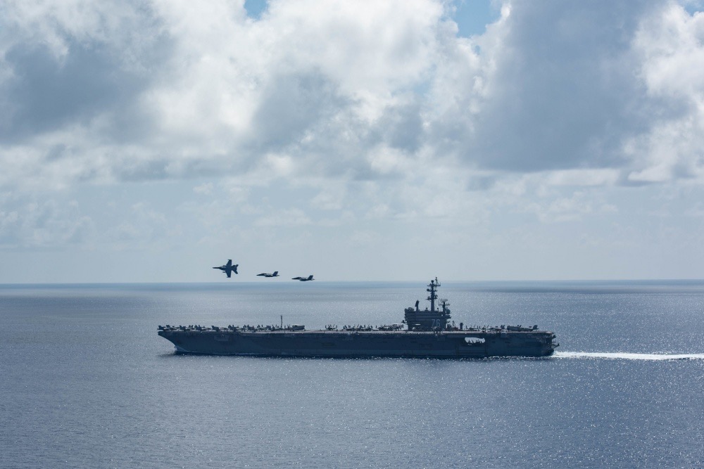 美軍航母戰鬥群傳出在南海海域出沒。 圖為美軍雷根號航母(CVN 76)資料照。圖/取自US Navy