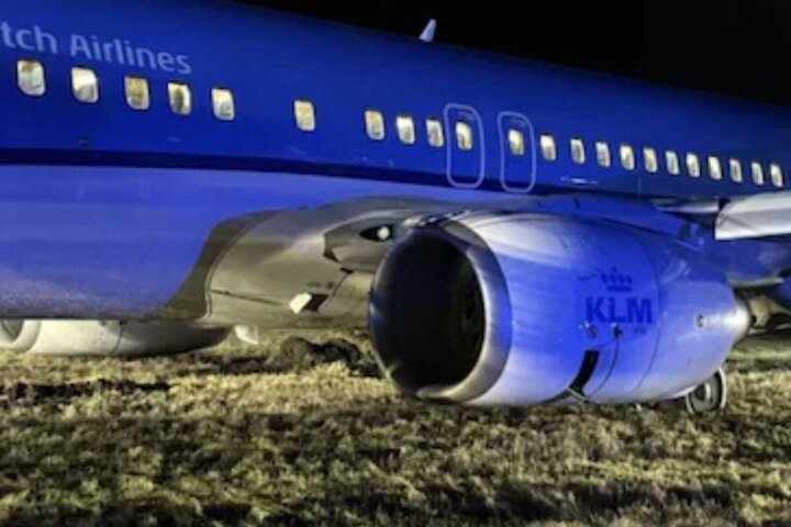 荷蘭皇家航空客機在起飛後發出巨響，立即折返挪威奧斯陸機場緊急迫降，卻失控偏姨衝出跑道。圖/取自Codey369《推特》