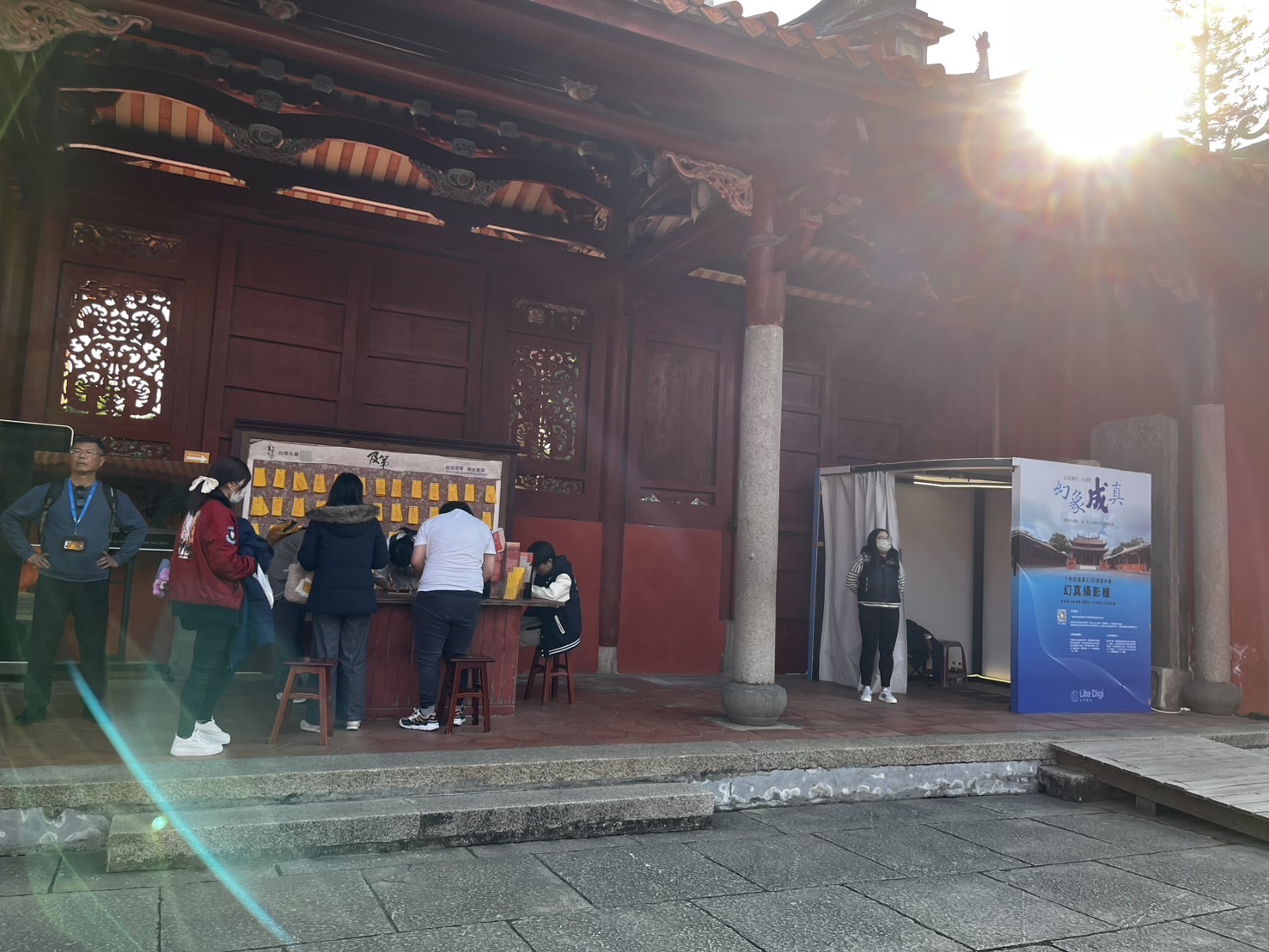 臺南孔廟有著「全臺首學」之美譽，其文化尊嚴卻因台南市政府擺設照相機台遭到破壞。圖/作者提供