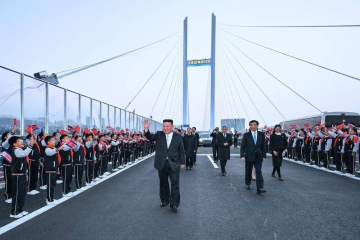 王滬寧陪同金正恩視察丹東　參觀汽車工廠　在新鴨綠江大橋送別