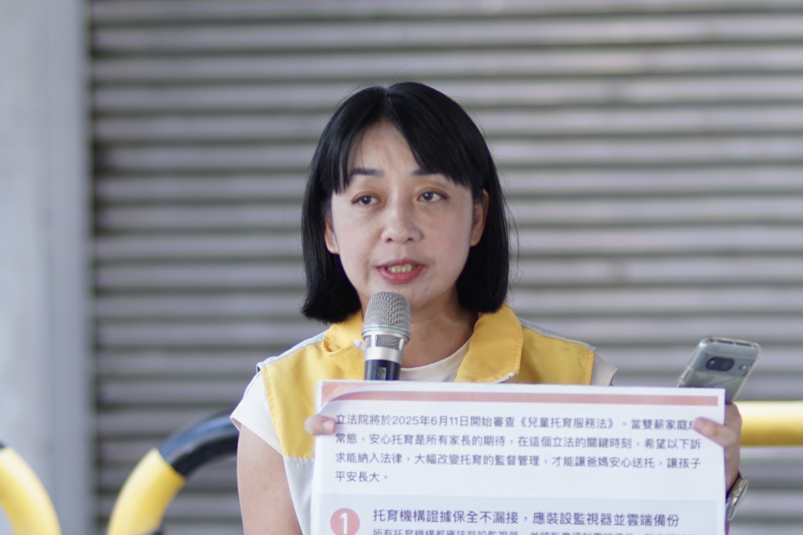 時代力量黨主席王婉諭在記者會現場一一致電給缺席審查《兒托法》的立委。圖/記者梁鴻欣攝
