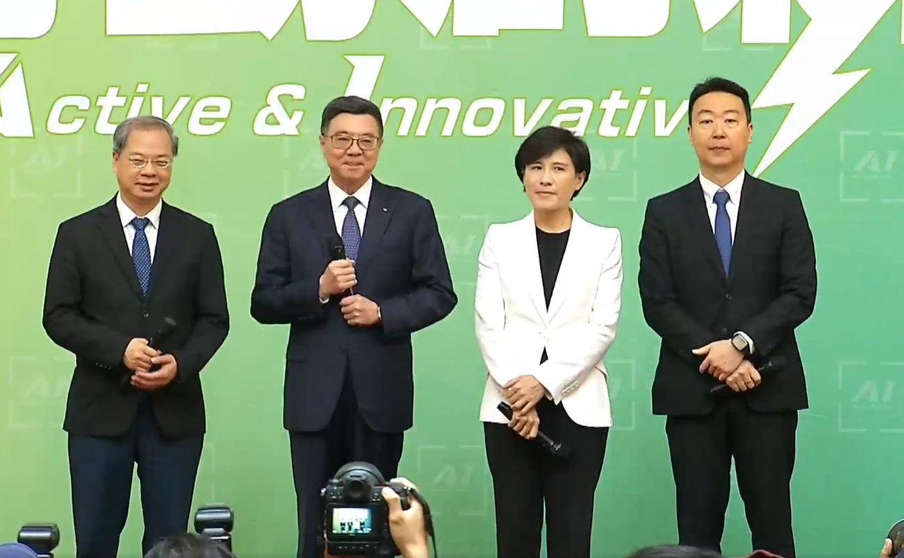 接任賴清德政府首位行政院長，準閣揆卓榮泰（左二）信心滿滿說，車子往前跑就能解決任何困難。圖/取自民進黨臉書