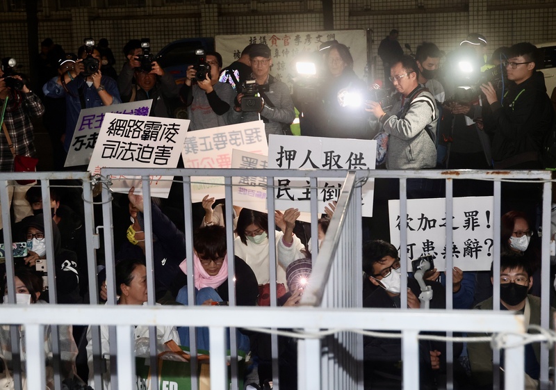 前台北市長柯文哲涉京華城、政治獻金案遭起訴，台北地方法院26日下午組成合議庭審理，並於晚間6時30分召開移審庭，民眾黨支持者則在北檢大門前集結，靜坐抗議。 圖/中央社