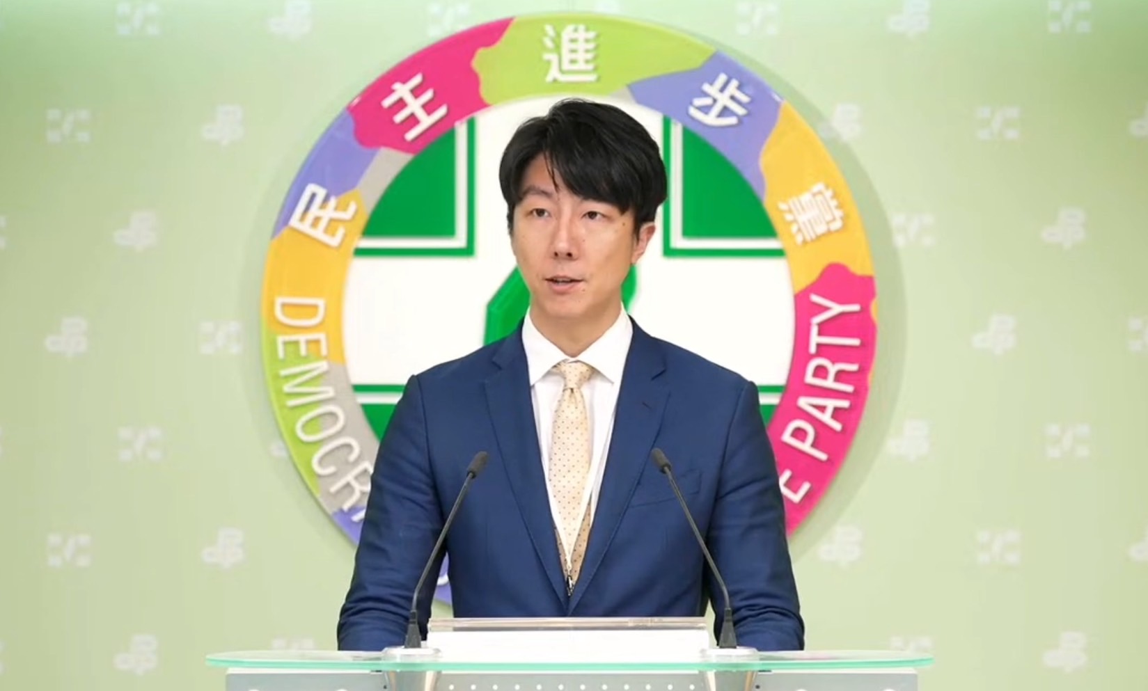民進黨中執會後，發言人吳崢於記者會中進行轉述。圖／取自民進黨官方頻道