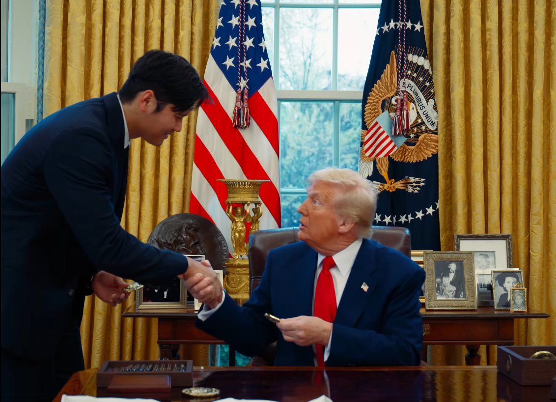 去年世界大賽冠軍道奇隊到訪白宮，日籍球星大谷翔平笑著與川普握手。圖/翻攝自白宮臉書影片