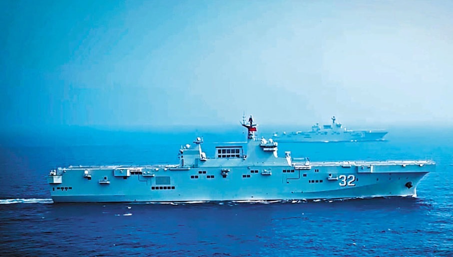 視頻中出現了廣西艦（舷號32）和海南艦海上並肩航行的畫面。圖/取自央視微博