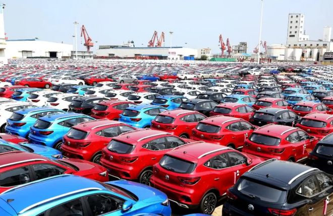 白宮向CNBC證實，在5月3日對進口汽車零組件徵收25%關稅之際，川普總統可能豁免中國汽車零組件的關稅。圖為大陸產製汽車準備出裝運出口。圖／取自網易