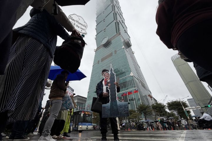 明天再來！霍諾德攀登101因雨延期　上千民眾守候難掩失望