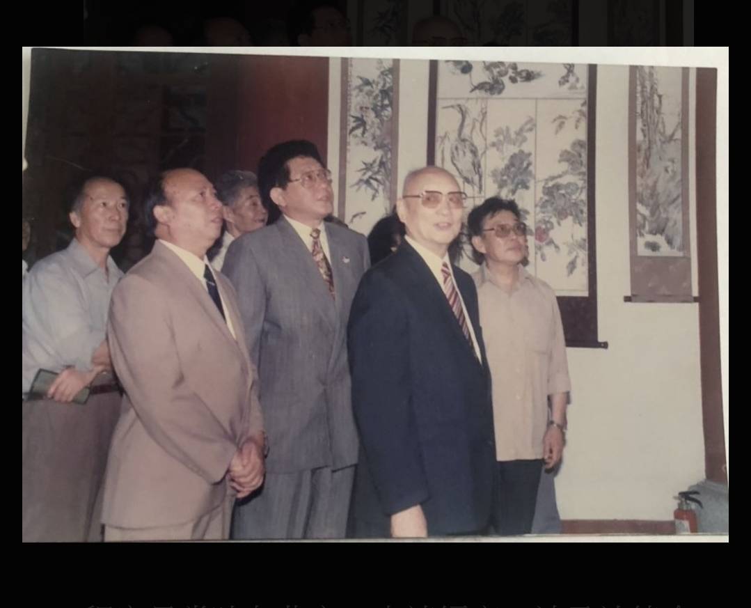 1992年9月,美籍台商程家昌(左三)應鄧小平胞弟鄧墾邀請,將個人收藏的中國畫家汪亞塵110幅畫作,在武漢白雲閣展覽。圖/程家昌提供