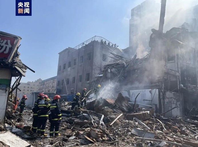 河北廊坊市的燕郊鎮發生爆燃事件，現場滿目瘡痍。圖/取自央視