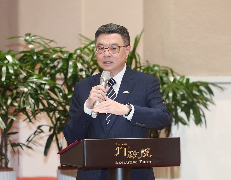 美國總統川普宣布對台課徵32％關稅，引發台人震驚。圖為行政院長卓榮泰2日還向民眾喊話表示，台灣了解自身在全球產業供應鏈當中的角色，台灣穩定世界就會穩定，台灣也會讓產業持續發展，使產業放心、人民安心。圖/中央社