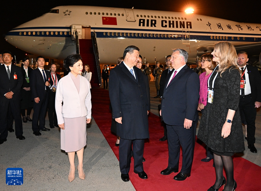 習近平於當地時間8日晚間抵達布達佩斯，總理歐爾班在機場迎接。圖/取自新華社