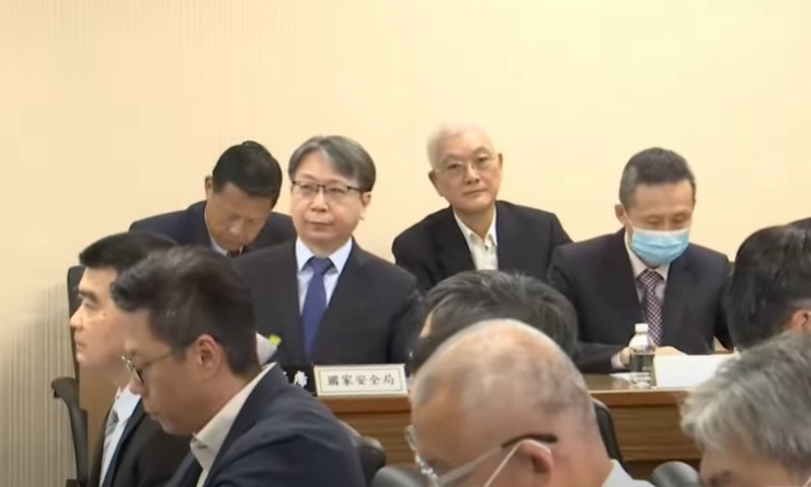 對於陸男為何駕船闖淡水？國安局長蔡明彥（中排未戴口罩者）說，不能排除任何可能性。圖/林睿康攝