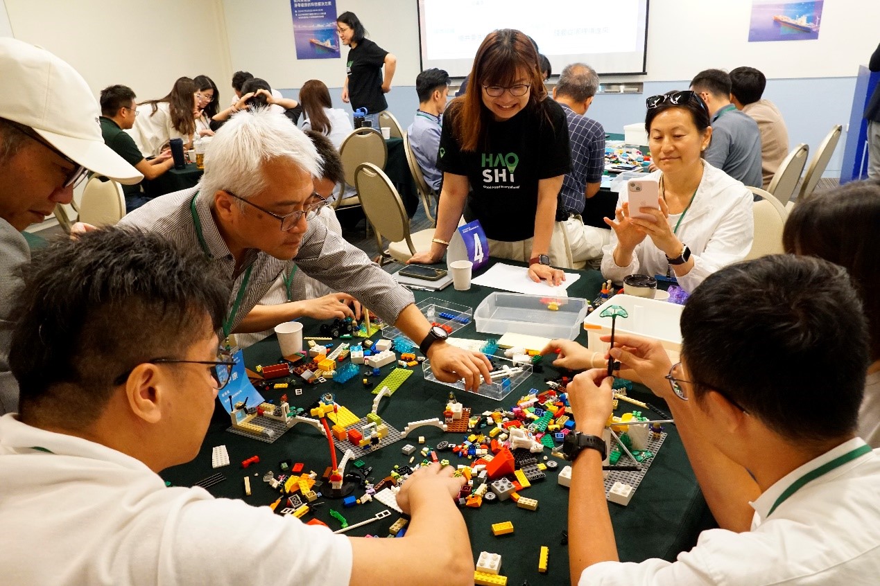 好食好事加速器帶領新創團隊進行「樂高認真玩」工作坊，協助思考構建東南亞市場進入策略。圖/好食好事加速器提供