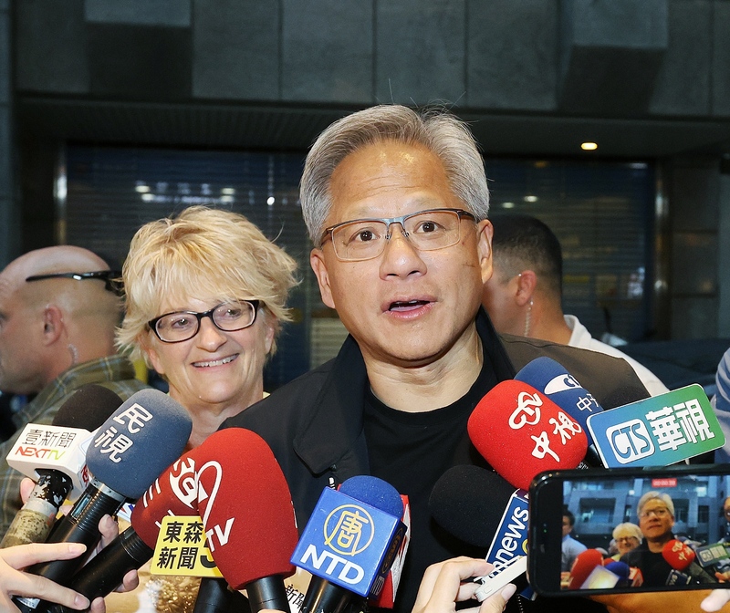 陳俊宇積極向黃仁勳（中）推薦在宜蘭科學園區設立第二座研發設計中心。圖/中央社