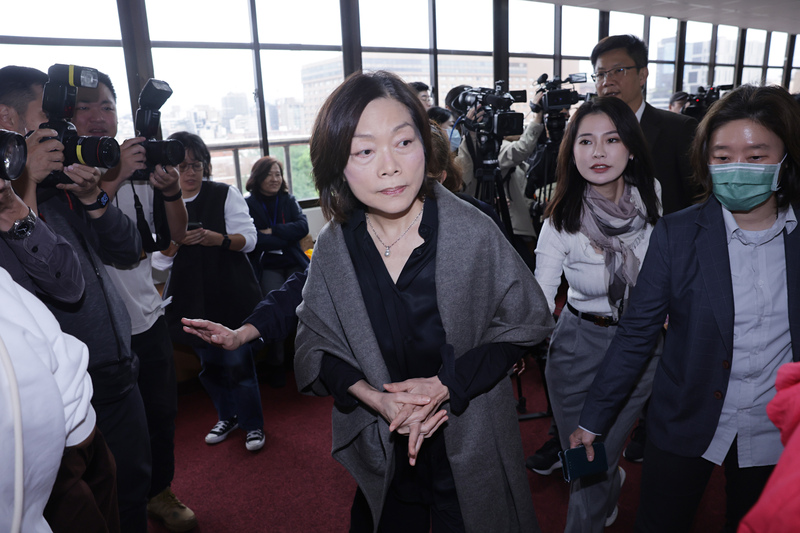 勞動部公布勞發署員工輕生案行政調查報告，遭疑懲處過輕。圖為勞動部長何佩珊（前中）20日赴立法院專題報告。圖／中央社