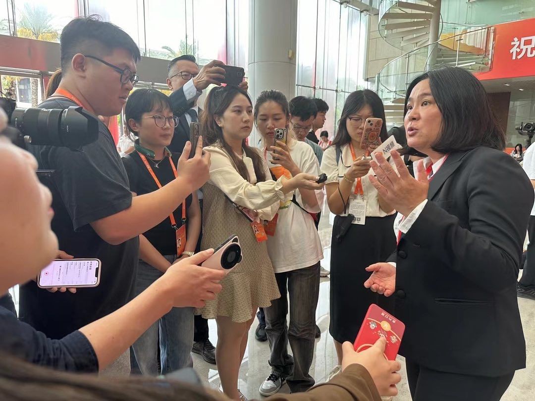 214金門撞船案於7月30日圓滿落幕,陳玉珍(圖右)表示,將會向大陸方面協商,開放陸客來台灣旅遊。圖/取自陳玉珍IG