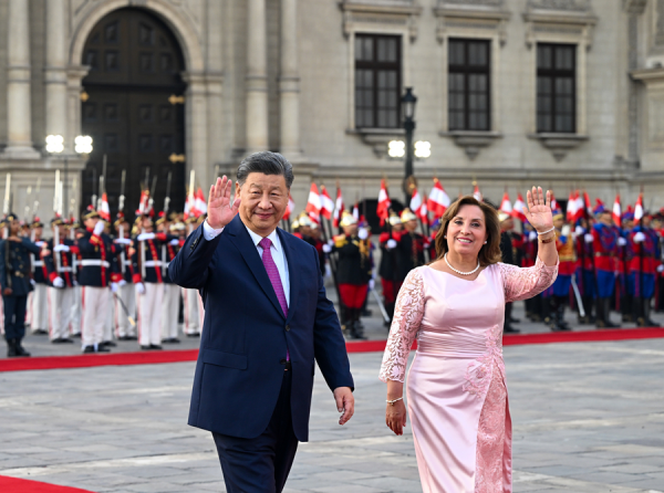 中共領導人習近平在秘魯出席APEC領導人非正式會議，同時進行國事訪問，他在秘魯總統博魯阿爾特陪同下，接受軍禮歡迎。圖/取自大陸外交官網