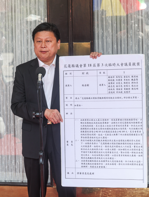 花蓮縣立委傅崐萁出面回應有關「礦稅敲詐」的指控。圖/中央社
