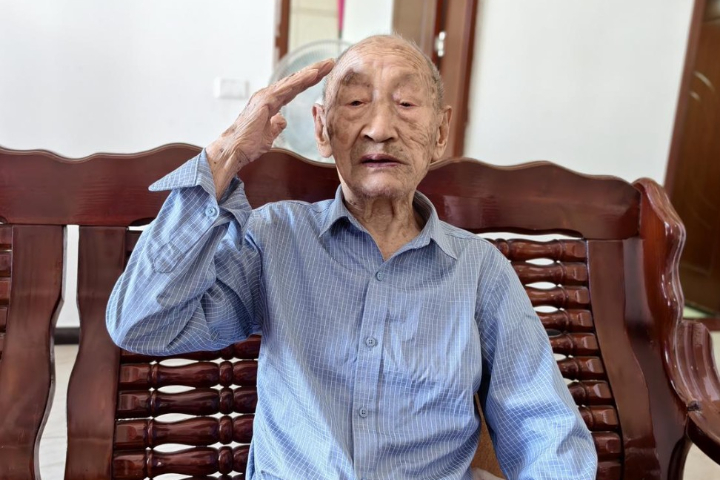 【九三閱兵】習近平與抗戰老兵握手　百歲國軍宋其祥受關注