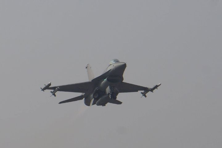 漢光42號演習首日驚傳嘉義基地F-16戰機衝出跑道　疑降落時爆胎肇禍