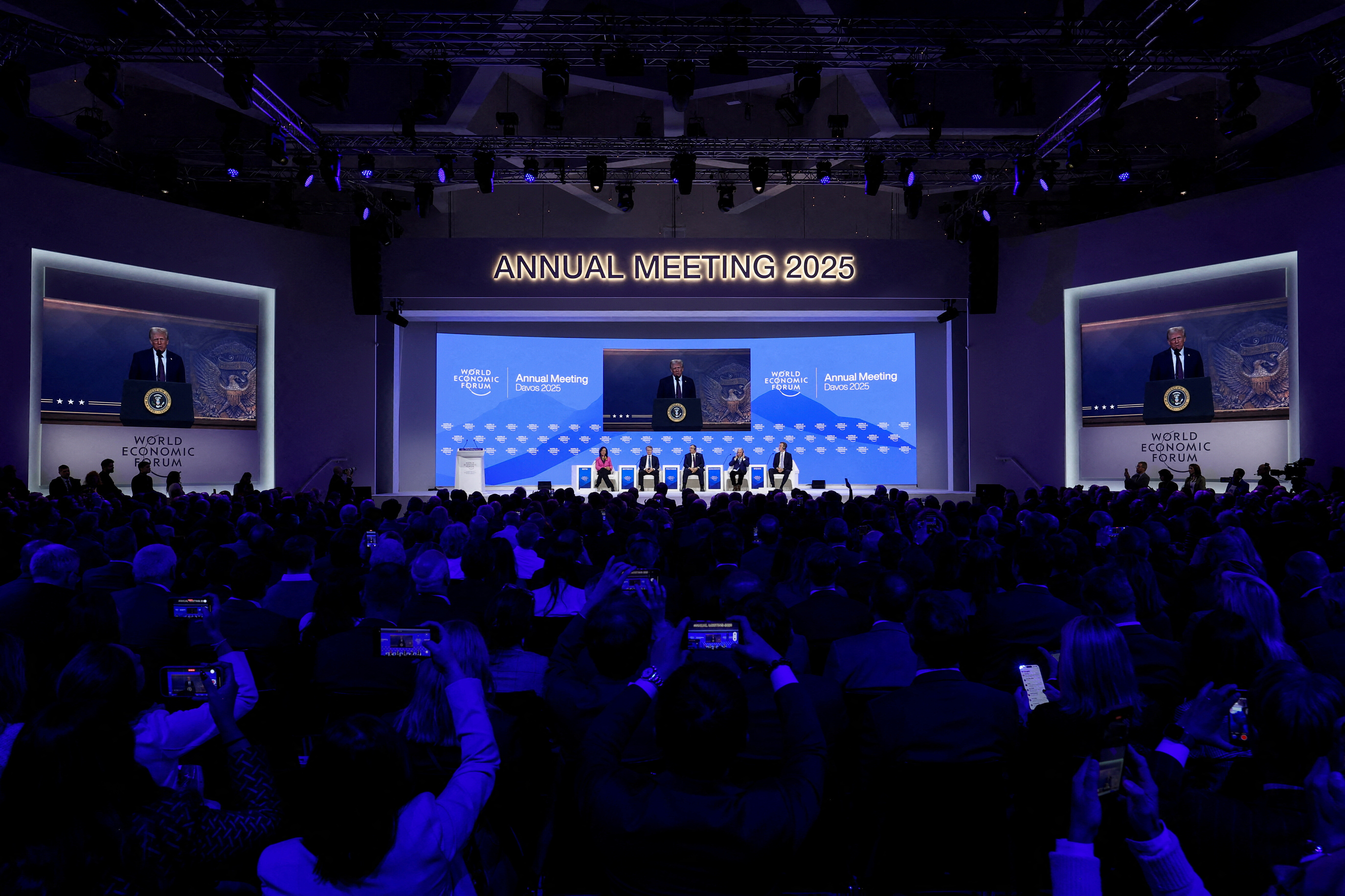 美國總統川普在「世界經濟論壇(WEF)」年會發表視訊特別演說，強調將導正「經濟亂象」。圖/取WEF官網