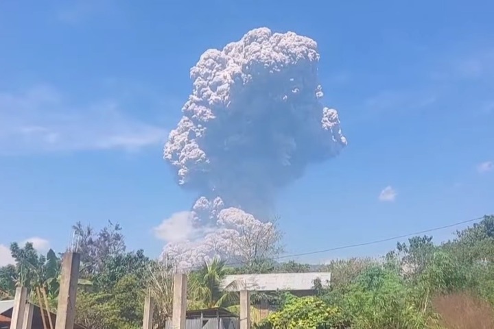 印尼勒沃托比火山再噴發　強大煙柱直衝18公里高空