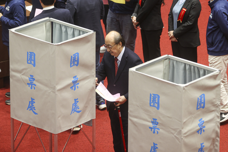立法院3月12日否決了財劃法及總預算案的覆議案，圖為民進黨團總召柯建銘投票畫面。圖/中央社