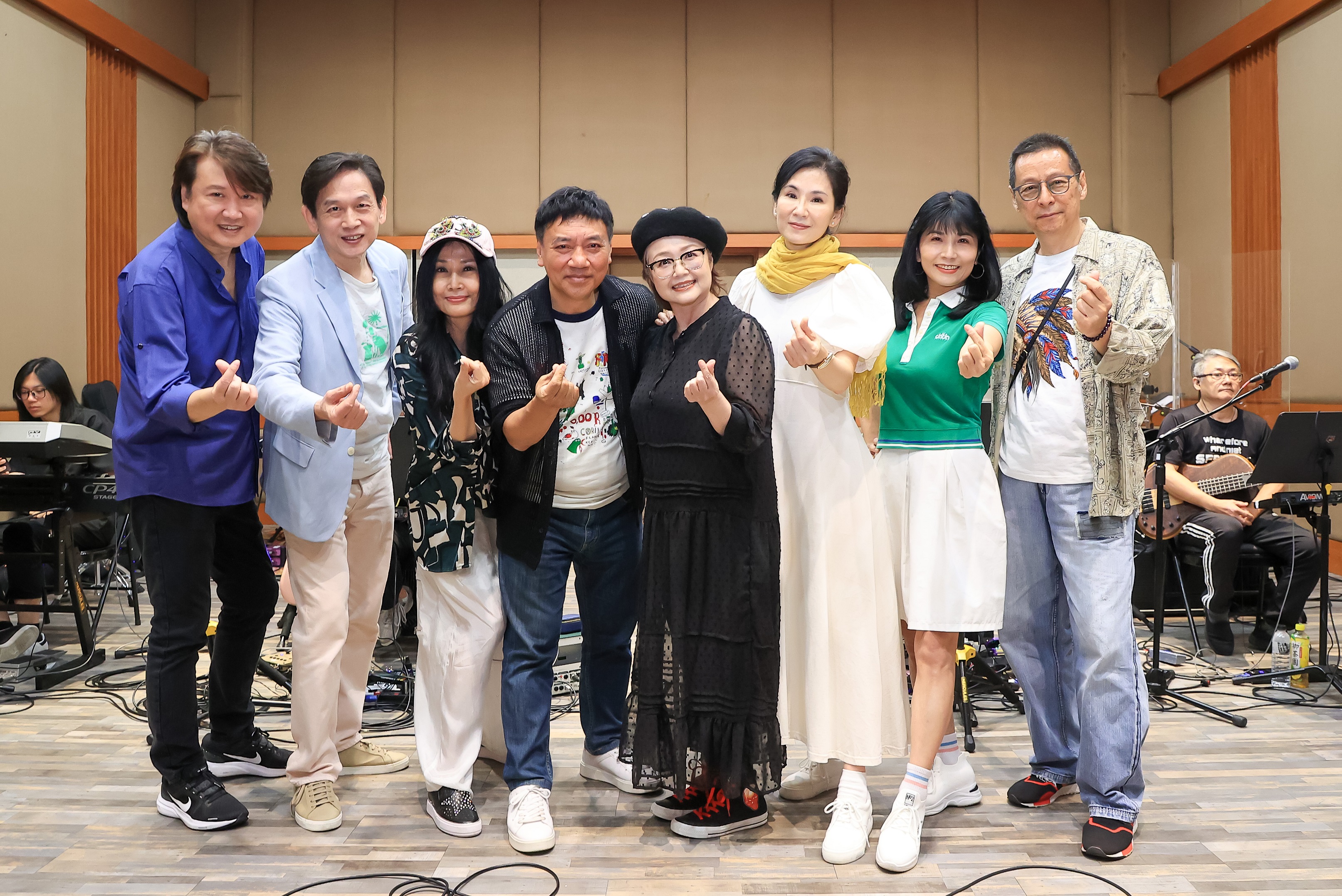 周治平（左起）、殷正洋、于台煙、施孝榮、金智娟、葉歡、陳艾湄、羅吉鎮5/12將於台北TICC舉辦《民歌康乃馨》演唱會。圖/聯合數位文創提供
