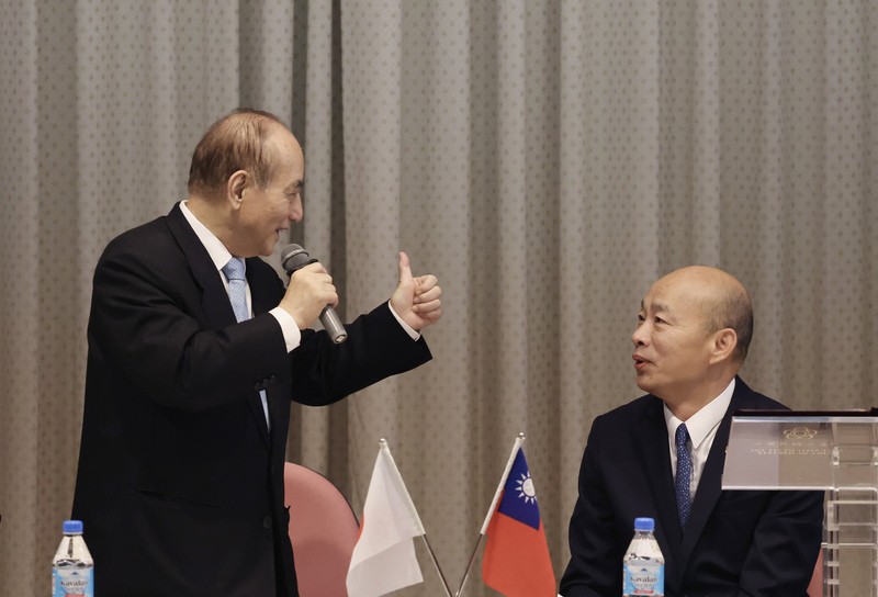 民主基金會在韓國瑜擔任董事長後是否不再被中共列「台獨」組織，待進一步觀察。圖為第十一屆「台日交流聯誼會」成立大會，前院長王金平對韓國瑜比讚。圖/中央社
