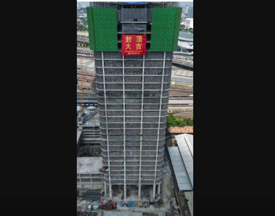 外傳倒塌的大樓由中鐵十局負責興建。圖／取自微博生產隊巡查員