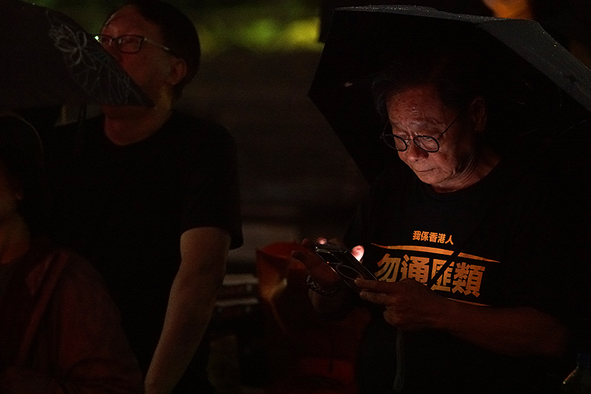 黃毓民4日出席八九民運紀念晚會，提到台灣的移民政策對在台港人造成極大壓力。圖/記者陳思豪攝