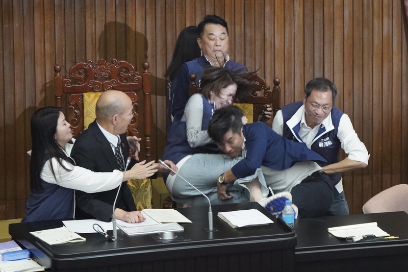 立法院17日國會改革五法，結果爆發嚴重肢體衝突，圖為民進黨立委鍾佳濱（前右2）一把抱住國民黨立委陳菁徽（前右3），將其推倒。民眾黨主席柯文哲發出短影音譴責民進黨施暴。圖／中央社