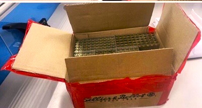 中和警分局在結束射擊訓練後未確實清點裝備數量，遺留了1200發空彈殼在YouBike置物籃中，被民眾拾獲。圖/中央社
