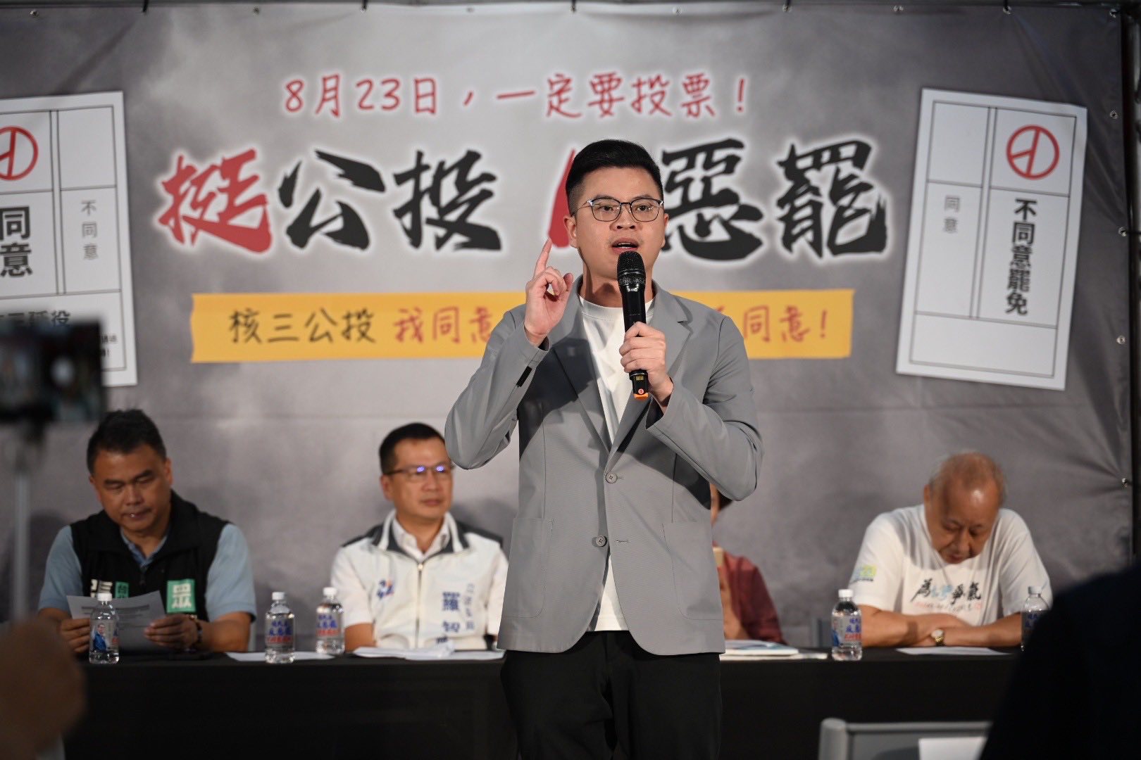 朱家軍的桃園市議員凌濤17日於廣播節目中表示，「放話要選主席又不選是重返執政的氣魄？」外界普遍認為是在暗酸台中市長盧秀燕。圖/取自凌濤臉書
