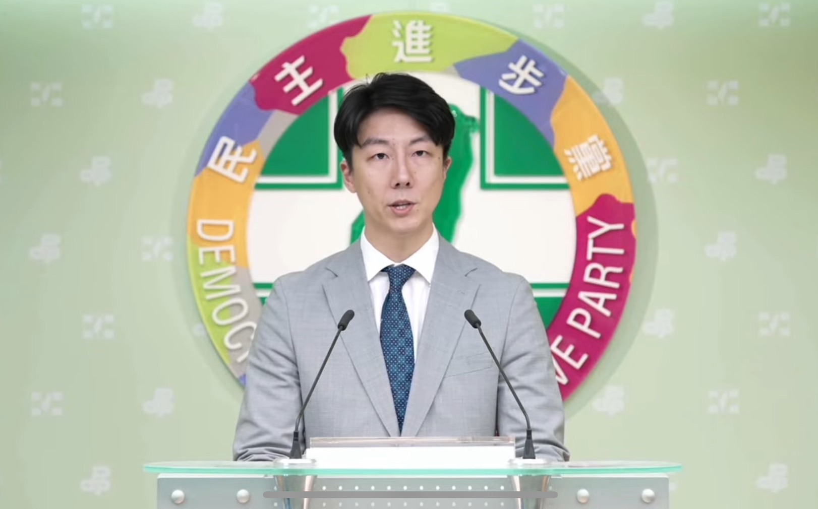 總統賴清德要求民意代表不得任用親屬擔任公費助理，圖為民進黨發言人吳錚在記者會中進行會後轉述。圖/取自民進黨官方頻道