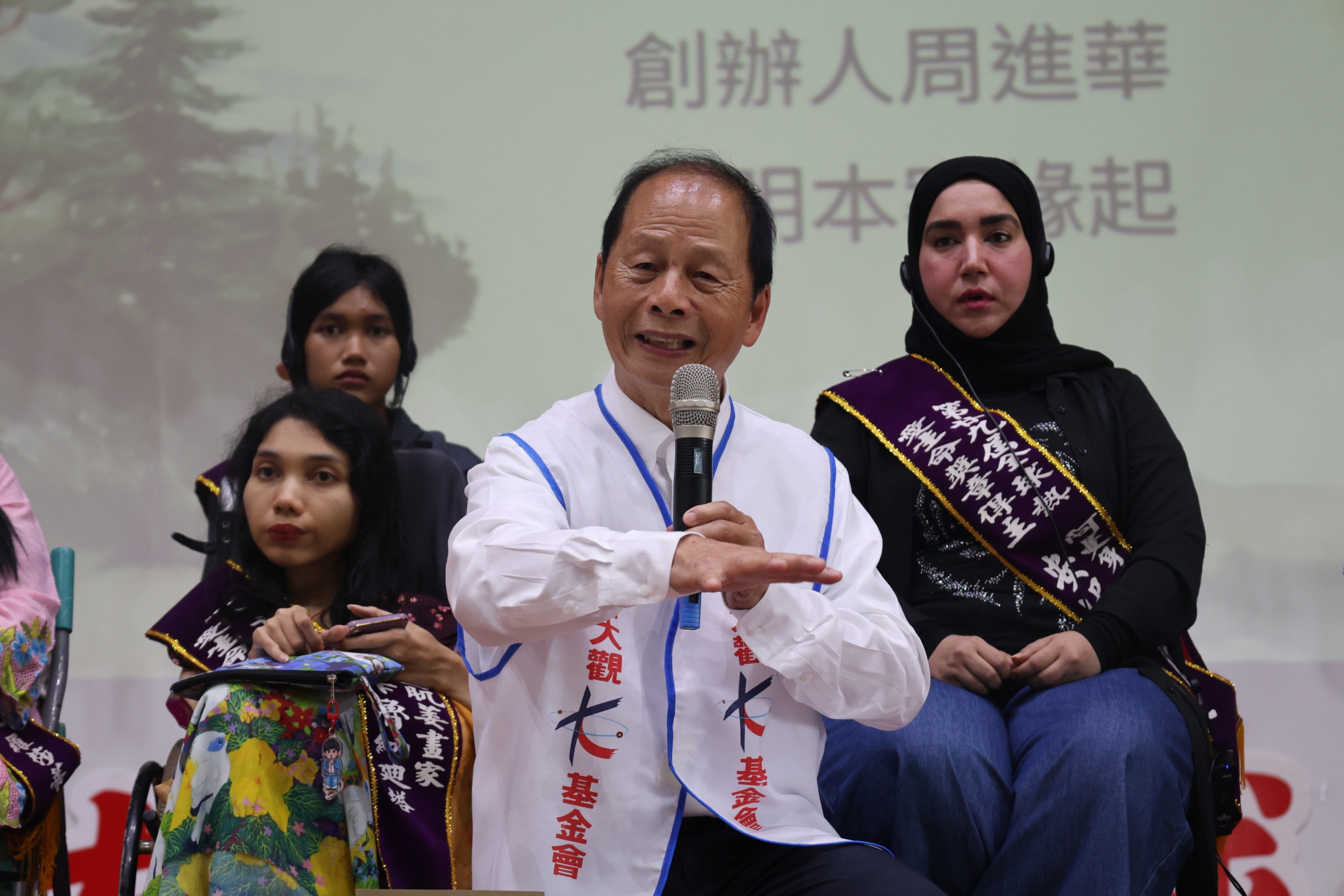 周大觀文教基金會今日於國立苗栗高中舉行「地球退燒.生命進取—全球熱愛生命獎章得主一行送愛苗栗再奏希望樂章」活動。圖/周大觀文教基金會提供