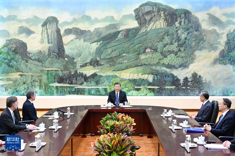 美國國務卿布林肯（左前）訪陸，大談產能過剩，圖為大陸國家主席習近平會見布林肯。圖／取自新華社