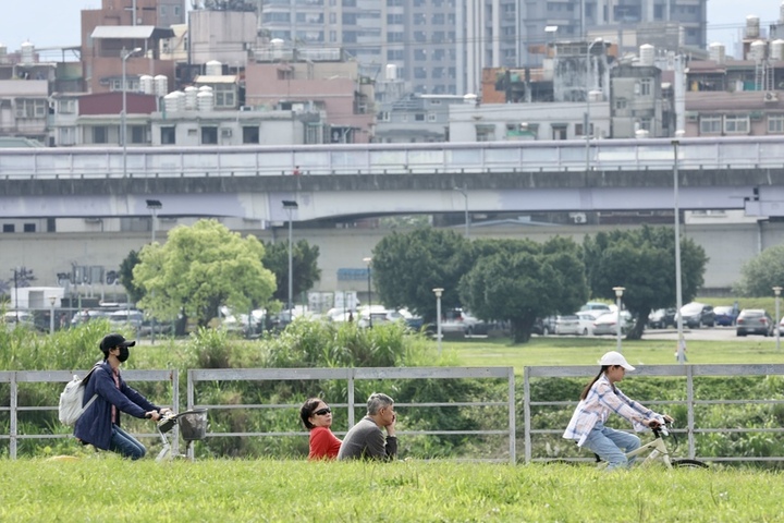 今天持續暖熱台東恐逾38度　周三各地轉雨持續至月底