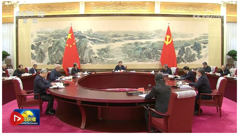 北京高層已意識到今年經濟放緩速度超出預期,因此正研議新一輪刺激措施,準備在7月底的政治局會議後推出。圖為習近平(中)主持政治局會議。圖/取自央視網