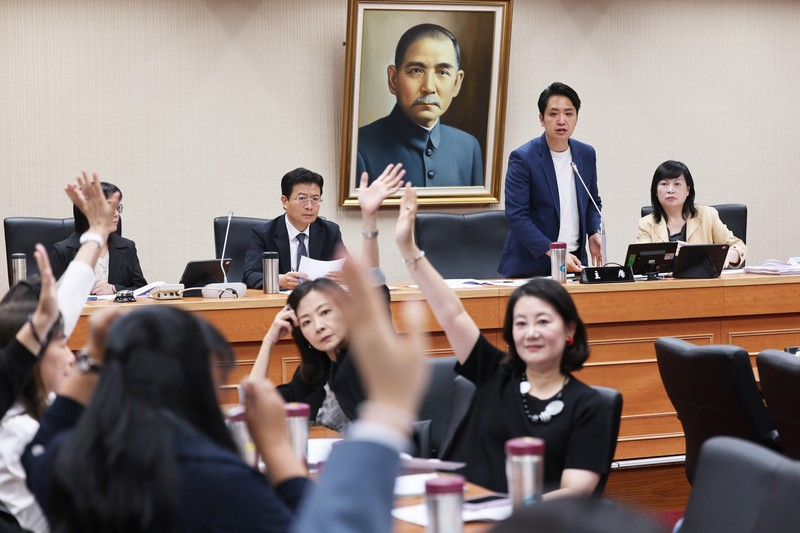 綠拒簽「不復議同意書」校事會議辦法無法審查　羅智強轟：對不起全國老師