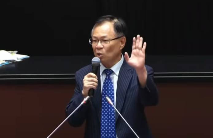 民眾黨立委張啟楷（右）辦公室發出評論，喻王義川如電影《全民公敵》中的安全局探員，擴大權限監聽民眾，籲國會及北檢應徹查到底。圖／張啟楷國會辦公室提供