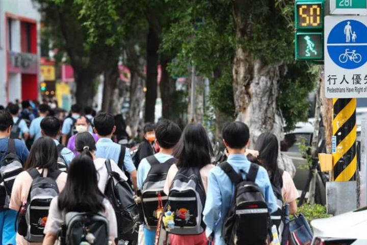 行人號誌大改革！卓榮泰「這原因」取消「小綠人」閃爍動畫引網反彈